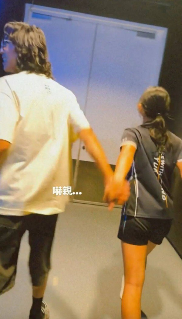 香港男星陆永演出《人夫集团》，妻子通读剧本，女儿到场探班