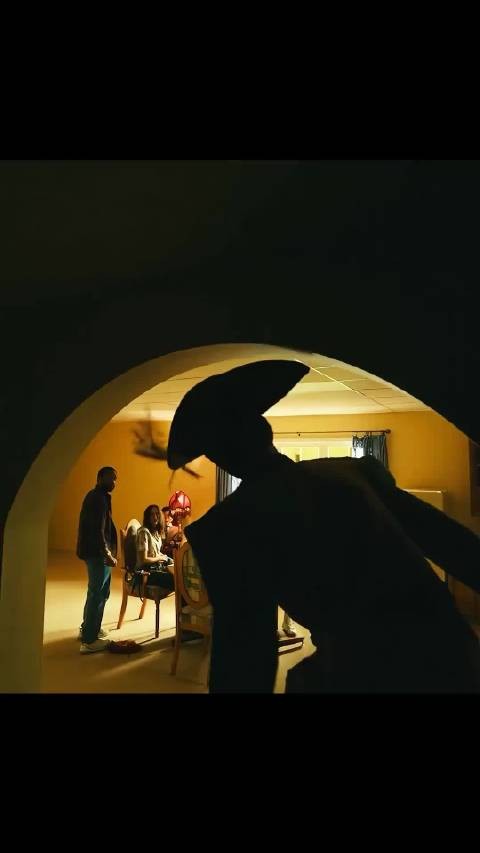 女子坠入扭曲空间与怪物生死追逐逃出生天