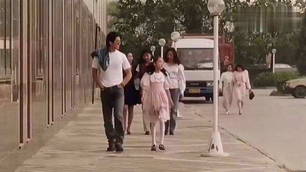 杨幂从小大长腿说话走路似现在，声音与幼时一样