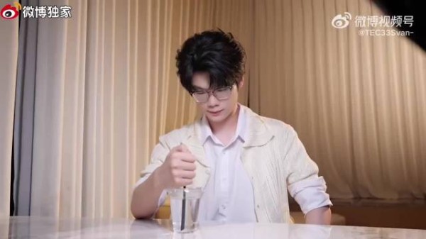 zhs因青春男大风格引发关注，其2026PEL夏季赛相关视频中，清爽形象成为焦点