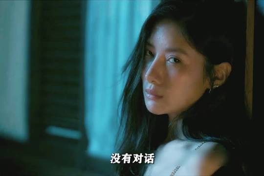 女孩每天半夜喝醉都会到咖啡店