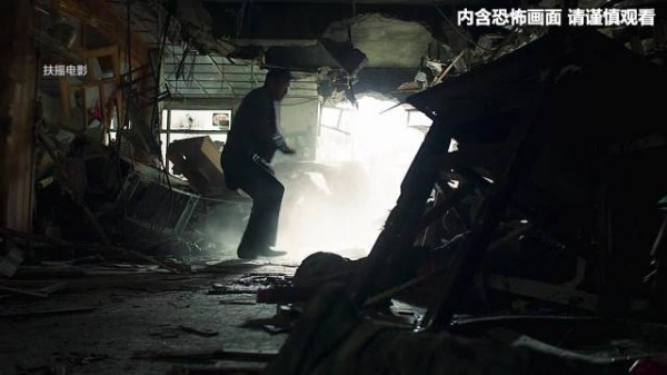 女警持榴弹发射器救男主，炸断怪物腿后其竟起身反击