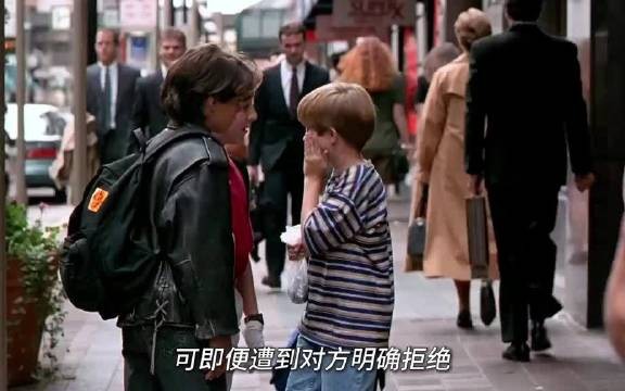 三少年被骗至车库遭持枪抢劫，豪车姐姐开门杀化解危机