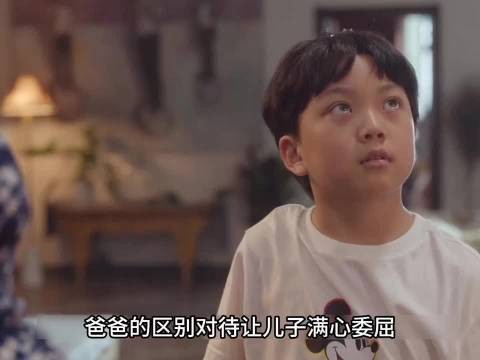 小男孩满心欢喜冲上去拥抱妈妈，换来的却是冷漠无视，看完揪心！