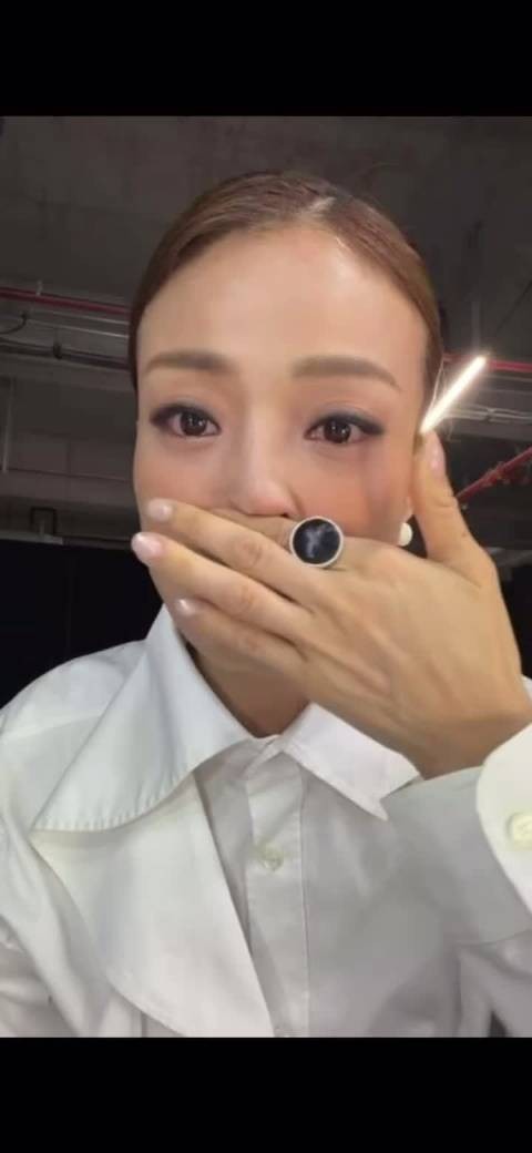 容祖儿直播爆哭唱歌，题外话：她脸怎么会这么紧致的