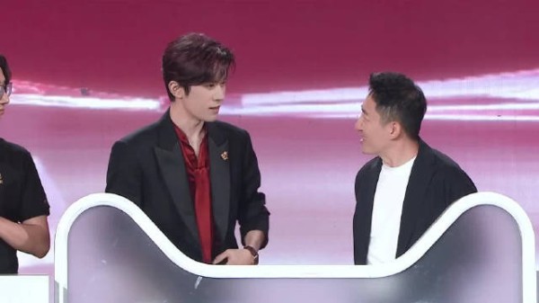 易烊千玺启动仪式，玺玺合影聊天，小嘴在说啥呢