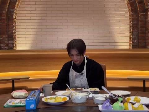 黄铉辰直播谈吃糯米糕不做松饼