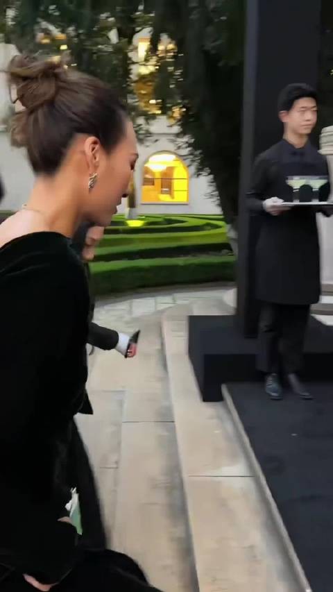 郑钦文打扮起来不比谁差，国际范十足，背影侧面还真有点像巩俐