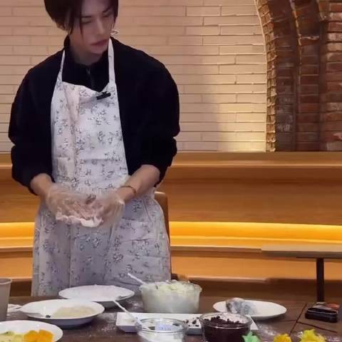 黄铉辰261015直播做糯米糕