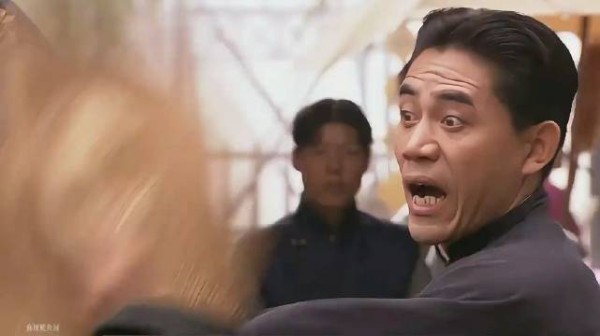 两人街头缠斗互不相让，不料竟打完架结伴进店买布鞋 ！
