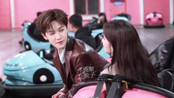 我不行了，所有人把般配两个字打在碰碰车上
