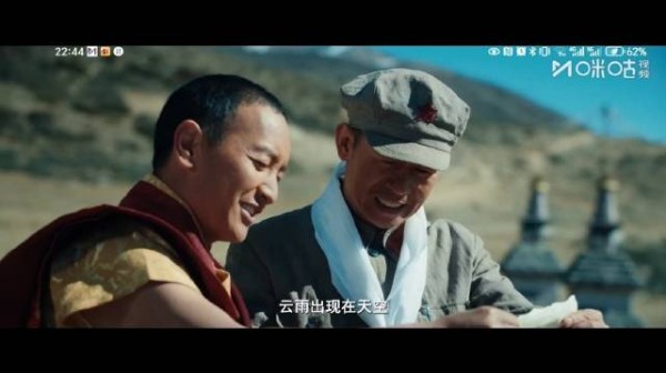 高高的山坡啊 开遍了红艳艳的鲜花！