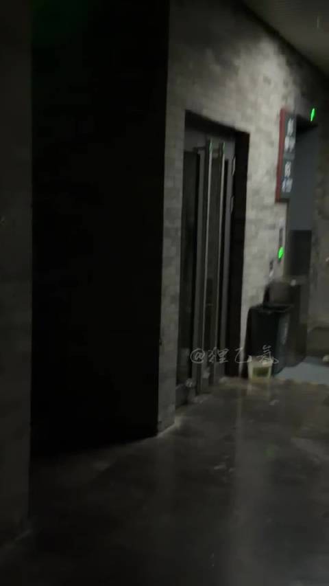 2026.10.15 广德楼上下班 冷冷酷酷的再见机器 但意外出现了超萌瞬间