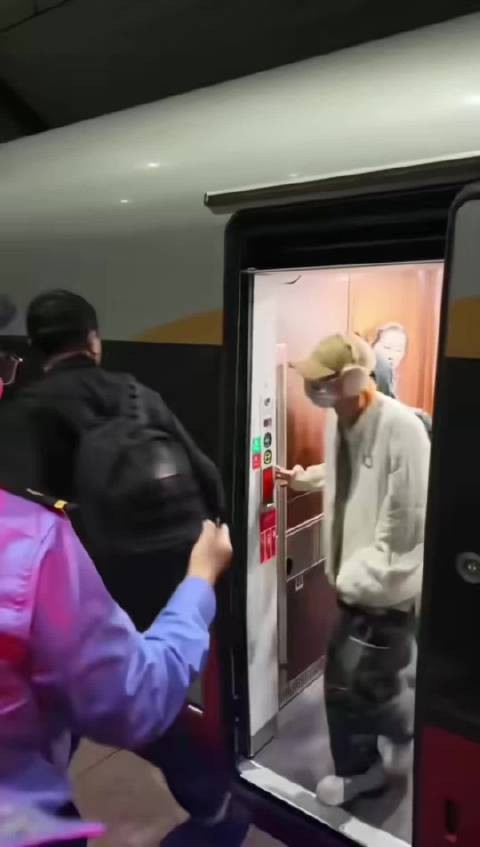 以前看过机场，没想到高铁站台追星也这么疯狂啊