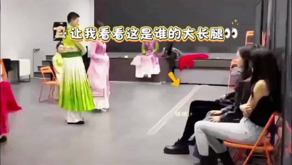 当艺术指导的云旗宝宝,这有模有样的气势不是盖的,好儒雅斯文,嘿嘿