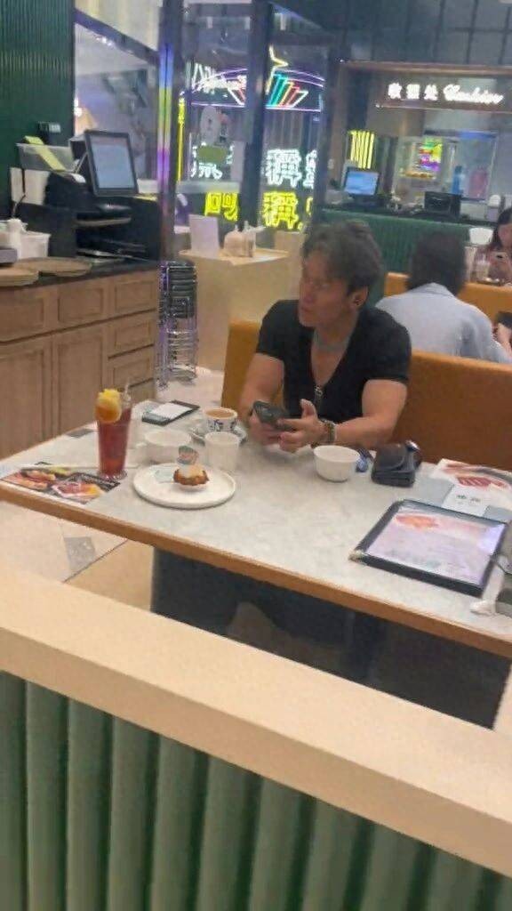 香港知名男星餐厅被偶遇,黑脸一秒钟即变脸微笑,穿着被指姨化