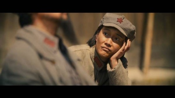 他倦极而眠坐立入睡 她眼里满是心疼