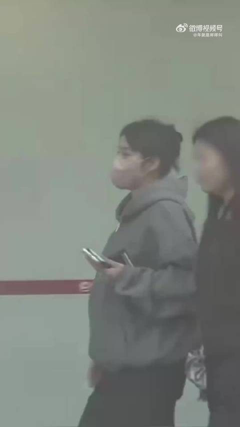张佳宁孕肚都这么大了,感觉快生了吧