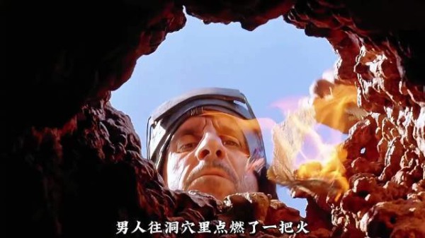 男人被埋在泥土下，看他如何绝地逃生！
