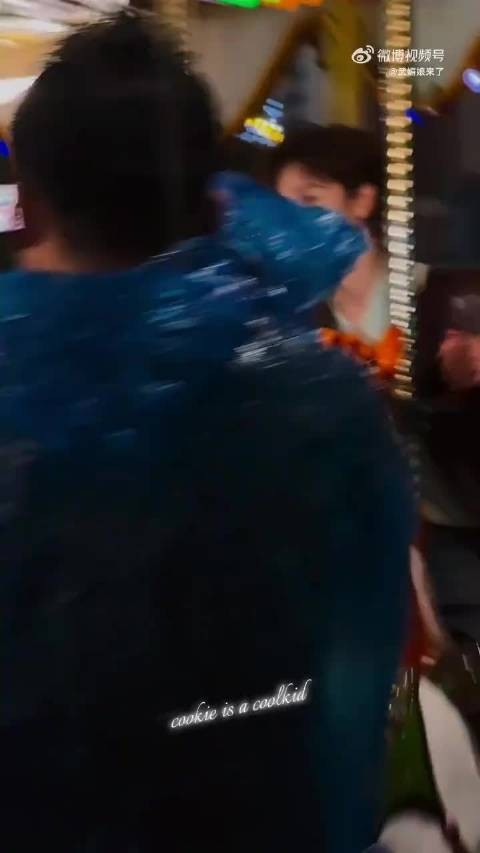 李昀锐夜色游乐园骑旋转木马 暖光灯带环绕氛围感拉满