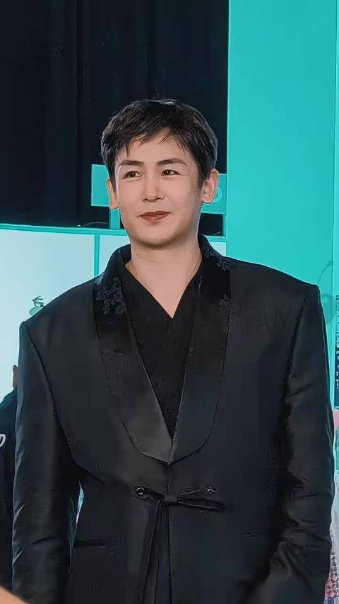 尼坤台上给粉丝饭撒害羞,自侃三旬老人