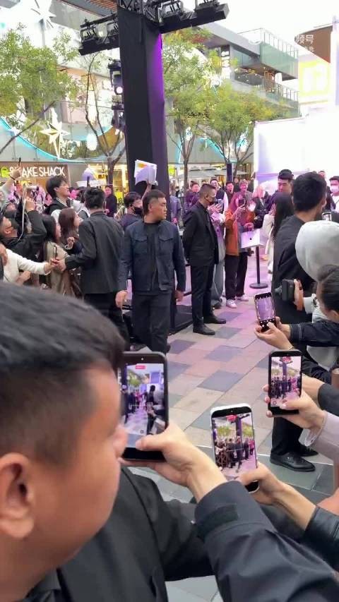 太古里偶遇章若楠 白色羽绒服配短裙甜到发光