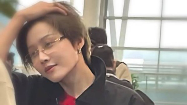 刘雨昕戴近视框眼镜突显高智感