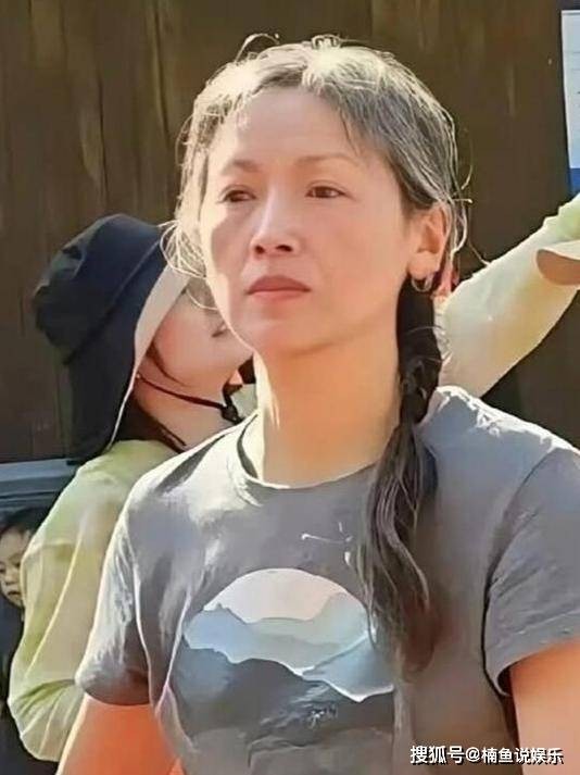 58岁吴倩莲被路人偶遇,一头白发素颜上街,气质还是那么好