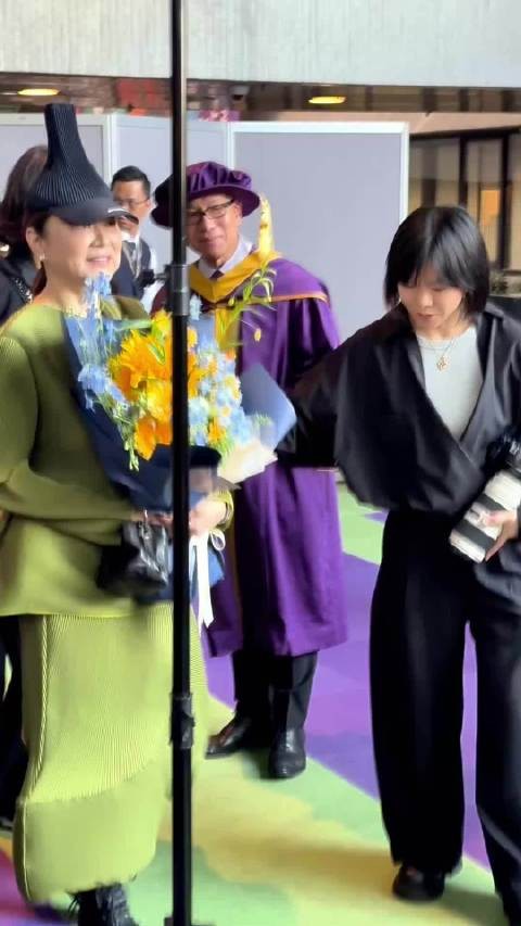 徐克获颁香港演艺学院荣誉博士 林青霞献花道贺