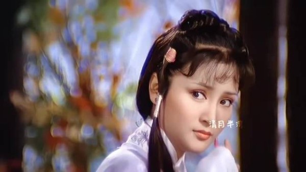 狄波拉已经够漂亮了,但颜值巅峰期林青霞太惊艳,一出场无人能敌