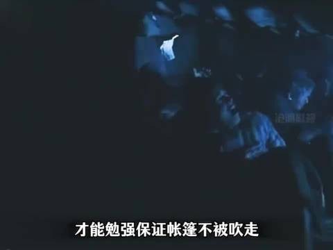 女孩隔墙扔面包，同胞饥饿之手将其扑灭