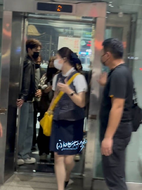 小林在电梯口帮孟孟挡门的那一刻,好像忘了自己是个男明星