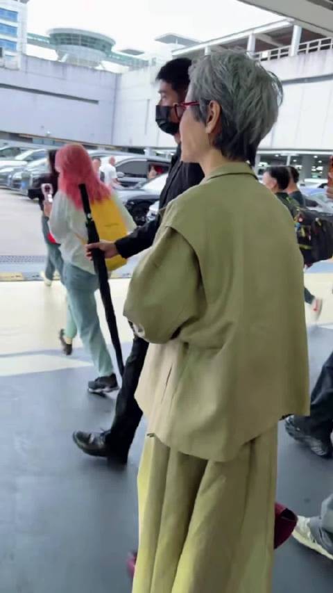 叶童新电影活色生香，笑容鲜活明媚尽显迷人魅力