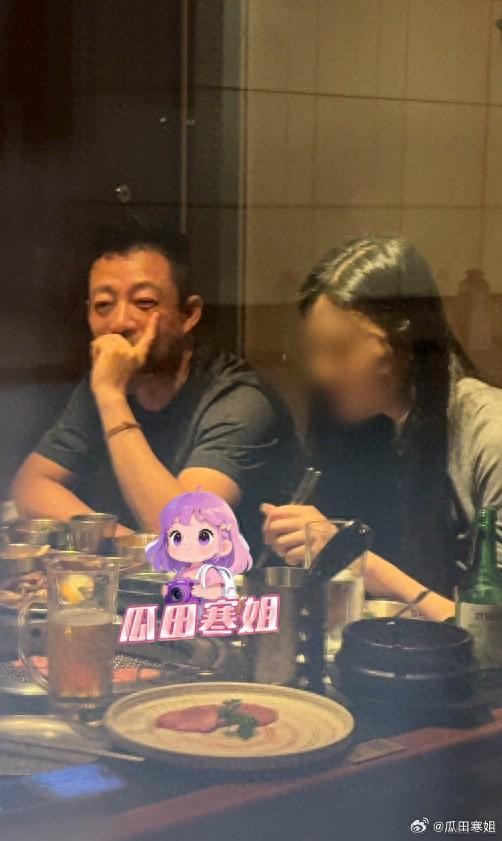 汪小菲聚餐身旁美女神似大S,贴心夹菜引热议,马筱梅在家直播