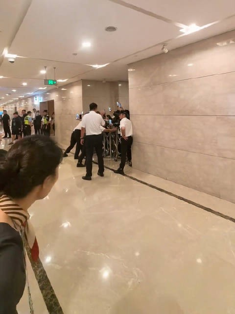 深圳机场遇到狂热的追星粉丝!关键是这个明星是谁都不知道