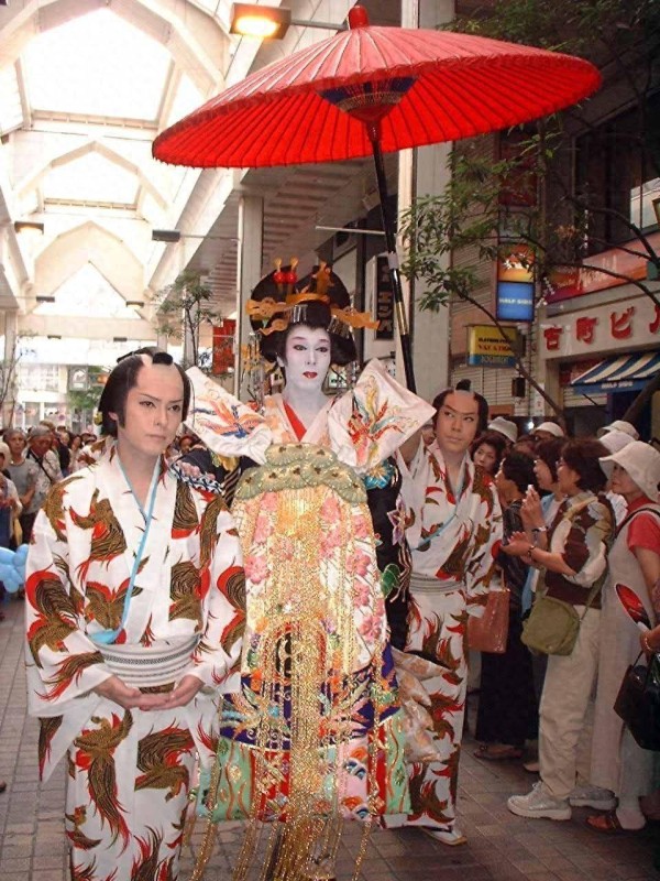 日本花魁:一掷千金也不一定得佳人的青睐,退休后一生还不清债务