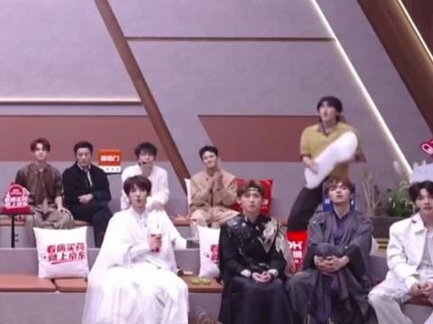 哈哈哈看到这里我真的不行了 王赫野弹着吉他开着胯骨就走了