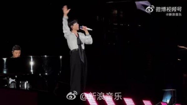 前奏一响感觉就来了，想起了万人合唱，氛围拉满