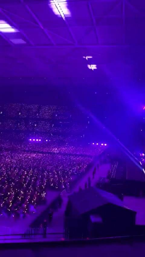周杰伦悉尼演唱会，5万多人的体育场，除了遮挡区，基本坐满了，这个上座率