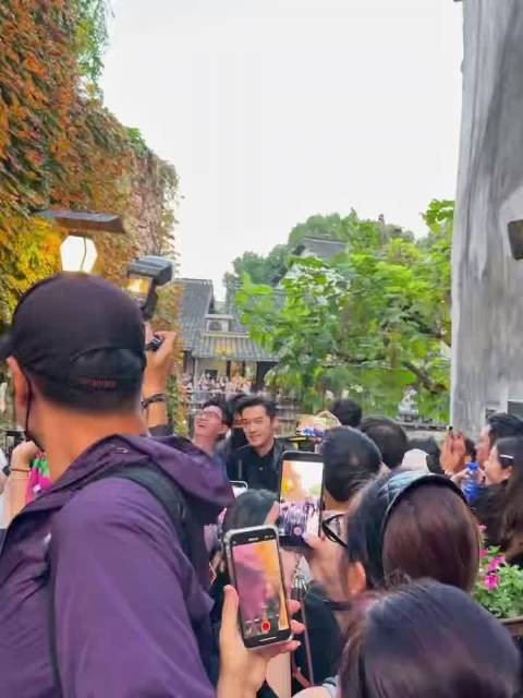 胡歌现身乌镇戏剧节，全场躁动