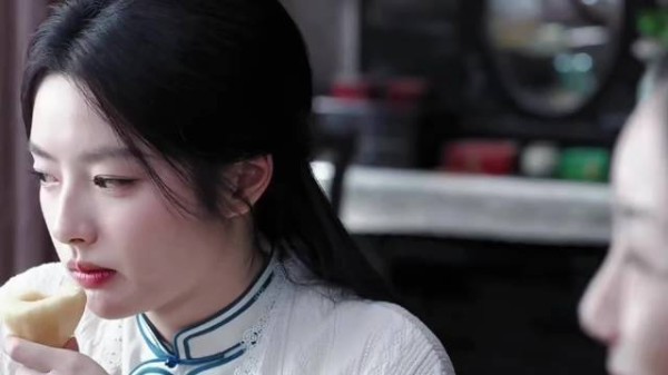 你两还挺配,连嘴角笑起来的弧度都一样