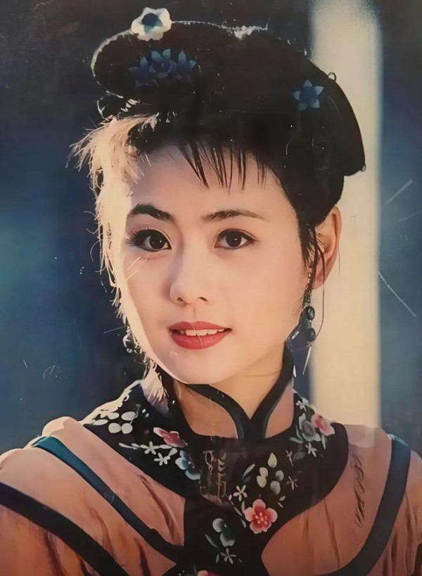 50岁美女演员陈莹近况曝光！嫁给建筑师生下2个女儿，如今被宠成公主