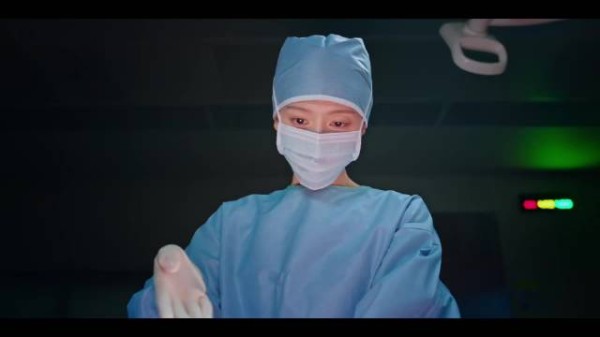 Doctor X第4集罗大日在患者肝脏刻字