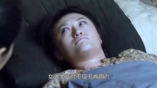 女人生产时故意不用力，还死死夹紧双腿不让孩子出来