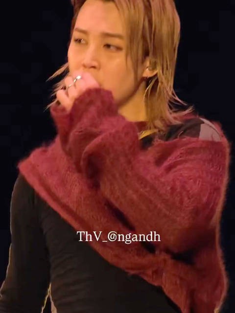 智旻毛衣上的小绒毛又粘嘴上了 /cr.logo