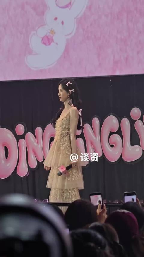 陈都灵和粉丝玩石头剪刀布 此女直接：我赢了不算 要玩到粉丝赢