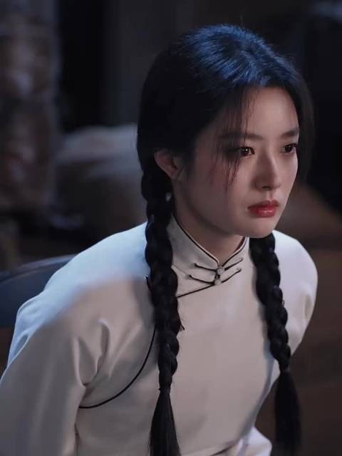 外表那么柔弱的女孩子,眼神却是那么刚毅勇敢,不畏强权