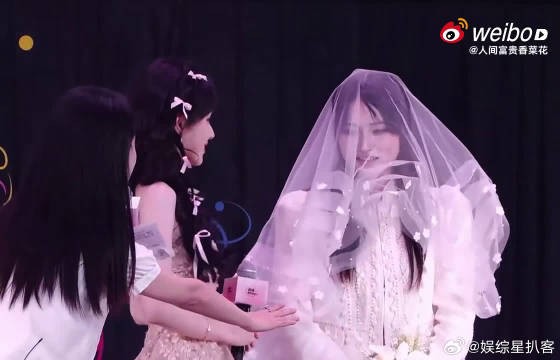 陈都灵这是铁了心养梦女啊，单膝下跪戴戒指谁扛得住