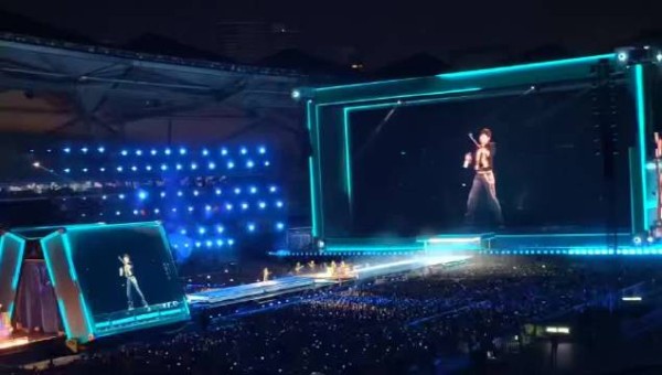 张杰演唱会挥杆打高尔夫，《远走高飞》间奏释放彩带