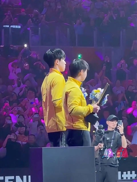 头哥那晚唯一笑,全场沸腾谁收到手捧花